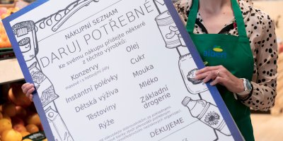 Dobrovolnice ukazuje zvětšený nákupní seznam, jaké potraviny ve sbírce přijímají