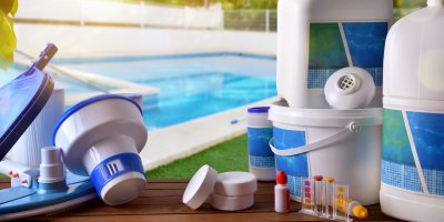 Rozličné přípravky a nástroje na čištění bazénu