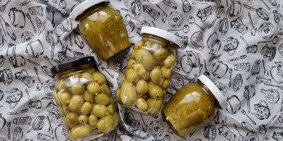 Sklenice se zavařenými mini kiwi