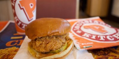 Kuřecí burger z Popeyes