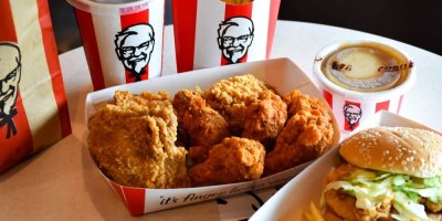 Kuřecí kousky, burger a další jídlo z KFC