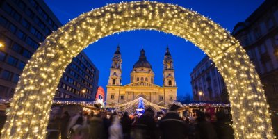 Světelný oblouk na trzích v Budapešti