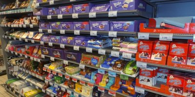 Různé druhy čokolády Milka v obchodě