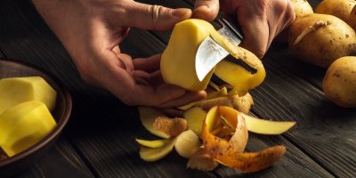 Člověk loupe brambory