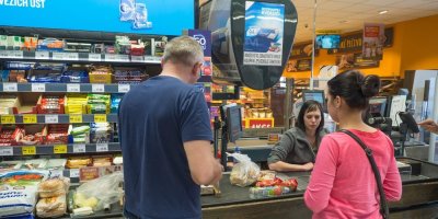 Lidé platí na pokladně