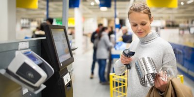 Žena je u samoobslužné pokladny v IKEA
