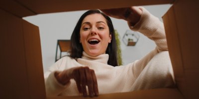 Žena kouká do krabice