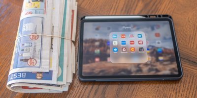 Leták v tištěné podobě, vedle tablet