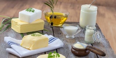 sada mléčných výrobků a oleje na dřevěném pozadí