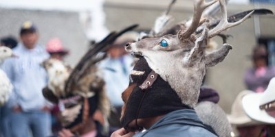 Muž s tradiční kloboukem s parohy