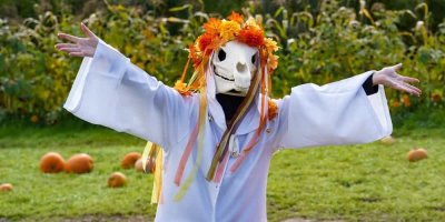 Dívka oblečená v halloweenském kostýmu Mari Lwyd 