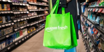 Žena nakupuje v obchodě s taškou Amazon Fresh