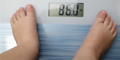 Obézní dítě se váží