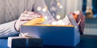 Žena otevírá balíček s překvapením