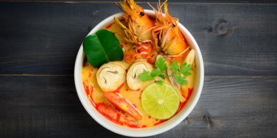 Tom Yum Goong pikantní kyselá polévka na dřevěném stole