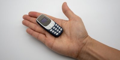 Nejmenší tlačítkový telefon v dlani