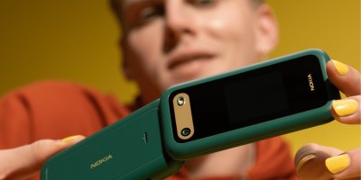 Člověk drží nový véčkový telefon Nokia