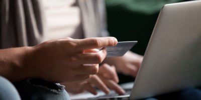 Muž se ženou nakupují online