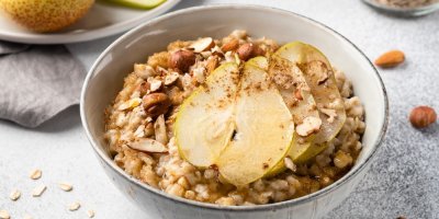 Ovesná kaše s hruškou, lískovými ořechy a skořicí