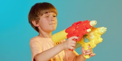 Kluk drží plastovou pistoli