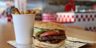 Hamburger a hranolky ve fastfoodu Five Guys
