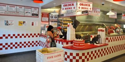 Prodejní pult restaurace Five Guys