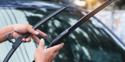 Ruce drží stěrače