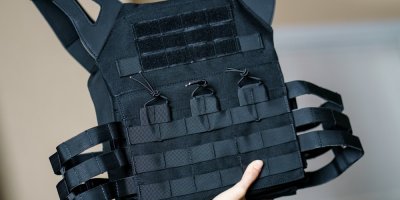 Ruka drží neprůstřelnou vestu