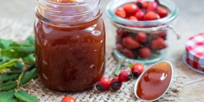 Šípková marmeláda ve sklenici a na lžíci, šípky ve sklenici
