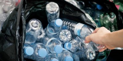 Plastová taška plná plastových lahví