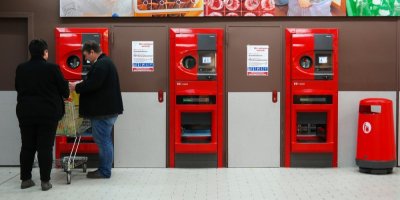 Muž se ženou vracejí v obchodě PET lahve