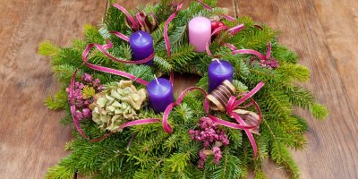 Adventní věnec se třemi fialovými a jednou růžovou svíčkou