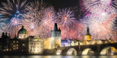 Ohňostroje nad Karlovým mostem