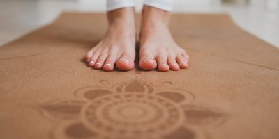 Žena stojí na korkové podložce na cvičení