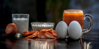 Ingredience pro přípravu mrkvové pleťové masky s vaječným bílkem