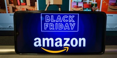 Telefon s logem Amazon a Black Friday