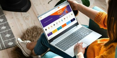 Žena má na notebooku otevřené webové stránky Allegro.cz