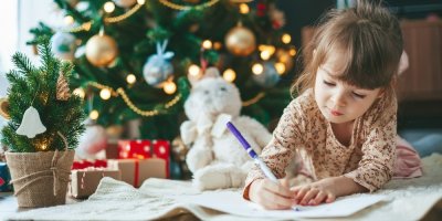 Holčička píše dopis Ježíškovi