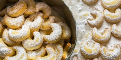 Pocukrované vanilkové rohlíčky naskládané v dóze