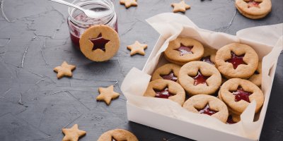 Linecké cukroví uložené v papírové krabici