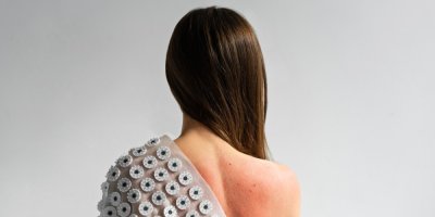 Žena má lehce zarudlá záda z akupresurní podložky