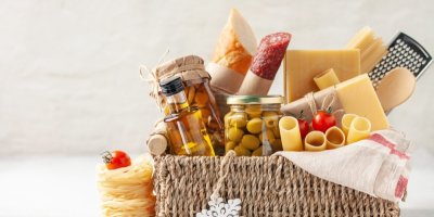 Dárkový koš s olivami, olejem, sýrem, uzeninou, rajčaty a dalšími potravinami