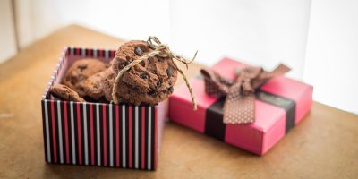 Domácí sušenky zabalené v dárkové krabici