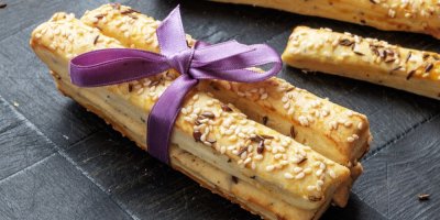 Slané tyčinky se sezamovými semínky převázané stuhou