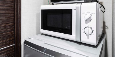 Bílá mikrovlnka na lednici