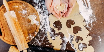 Vykrajování těsta do tvaru srdíček