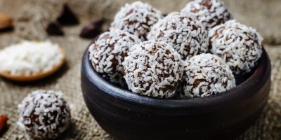 Kokosové kuličky v misce