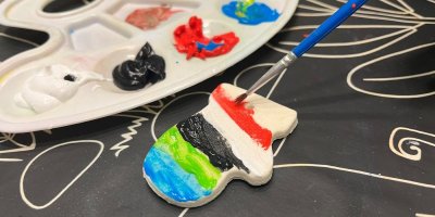 Štětec, barvy a pomalovaný výrobek