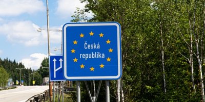 Dopravní značka na hranici s Německem a Českou republikou