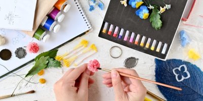 Malování květin a ozdob ze studeného porcelánu